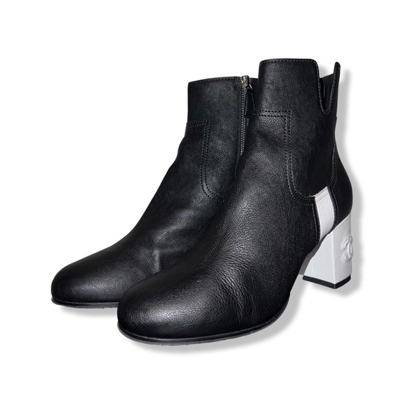 Chanel 2018 Interlocking CC Logo Chelsea Boots - Picture 2 of 7